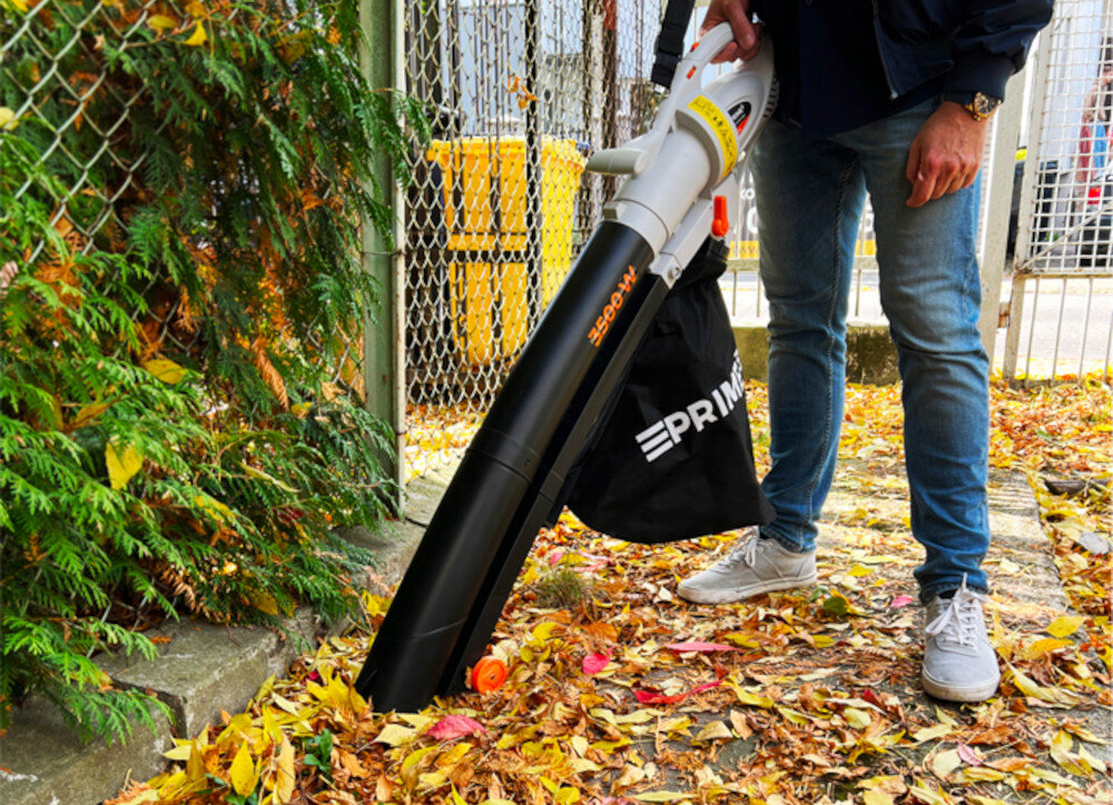 Odkurzacz do liści PRIME3 GVB41 elektryczny chodnik osoba zdmuchuje liście z chodnika w tle płot śmietnik tryb dmuchawy o prędkości do 270 km/h wydajność do 306 m³/h w trybie dmuchawy skuteczne czyszczenie