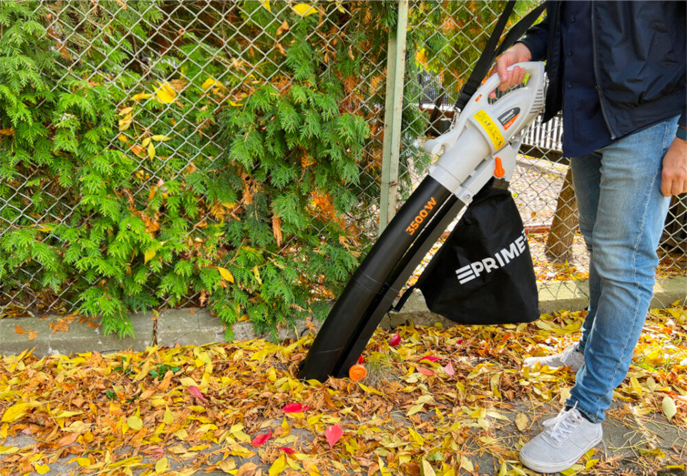 Odkurzacz do liści PRIME3 GVB41 elektryczny chodnik osoba zdmuchuje liście z chodnika w tle płot waga 3,1 kg wygodny w manewrowaniu nie obciąża rąk wymiary 127,5 × 25,5 × 18 cm niskie wibracje (4,95 m/s²