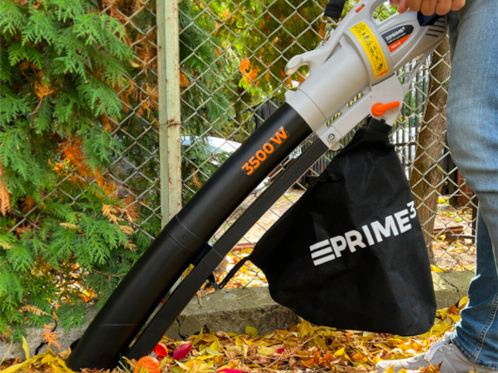 Odkurzacz do liści PRIME3 GVB41 elektryczny chodnik osoba zdmuchuje liście z chodnika w tle płot można przechowywać w pionie nie tylko jesienią drobne gałązki po przycinaniu krzewów trawę po koszeniu piasek z tarasu wielofunkcyjność wysoka wydajność