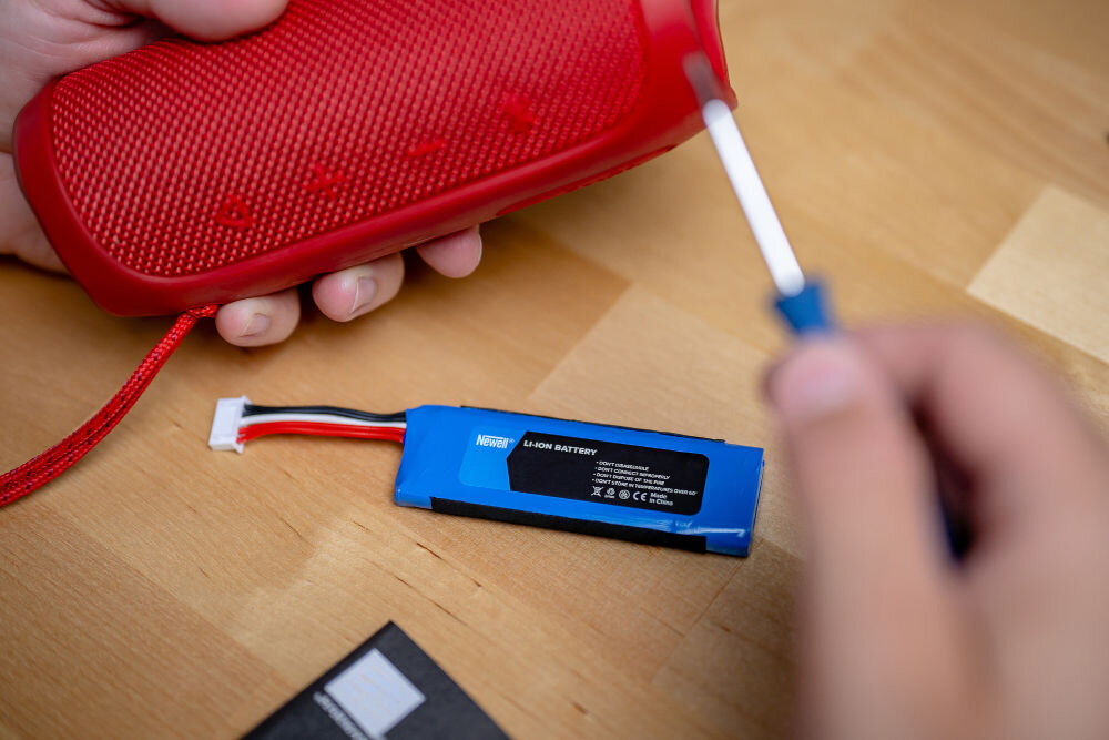 Akumulator NEWELL 6000 mAh do JBL Charge 3 MY-JML330SL pojemność 6000 mAh wymiana ze śrubokrętem