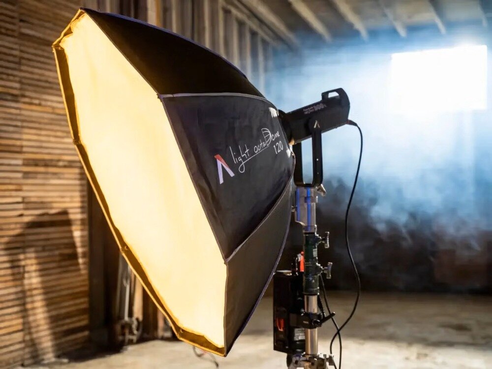 Softbox oktagonalny Aputure Light Octadome 120 włączony