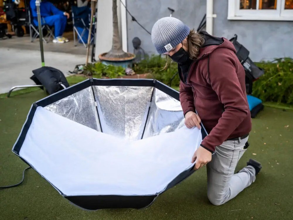 Softbox oktagonalny Aputure Light Octadome 120 w czasie zakładania tkaniny dyfuzyjnej