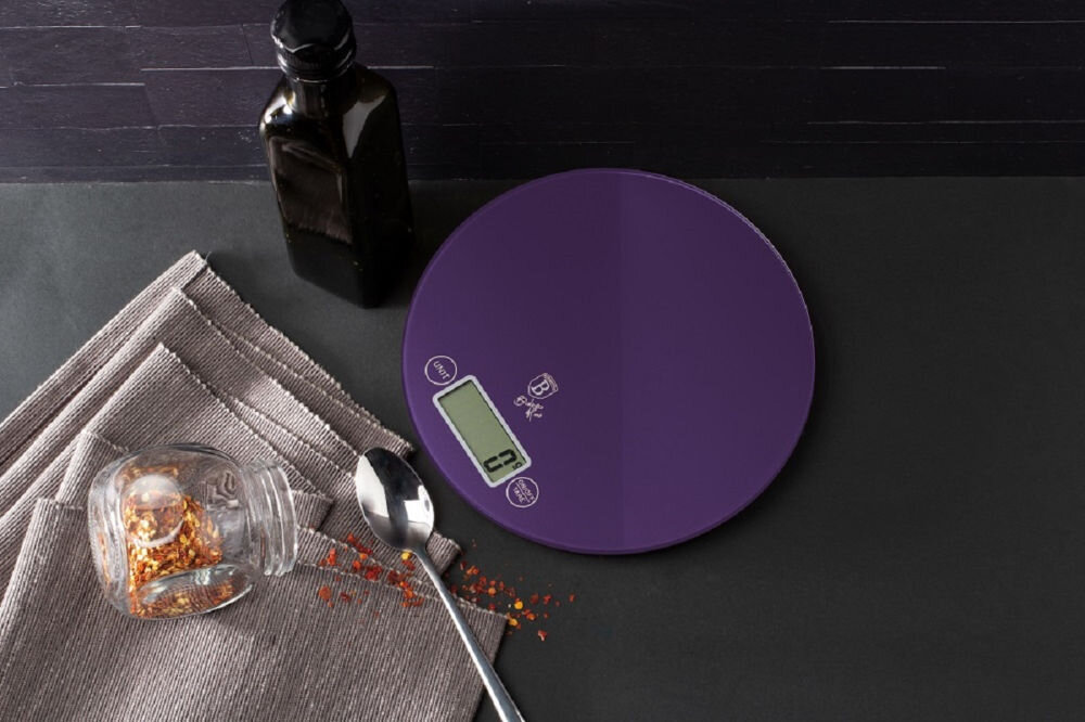 Waga kuchenna BERLINGER HAUS BH-9434 precyzyjne ważenie fioletowa waga leży na ciemnym blacie wyświetlacz okrągła waga obok rozsypana przyprawa ciemne tło