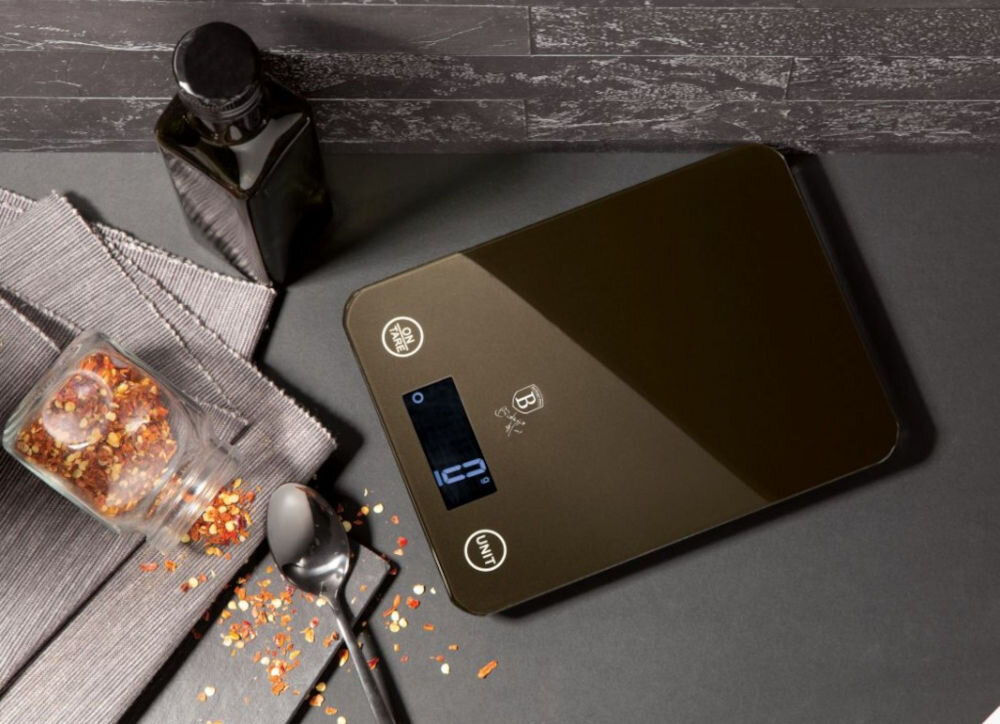 Waga kuchenna BERLINGER HAUS BH-9363  precyzyjne ważenie waga kolor brązowy leży na blacie rozsypana przyprawa obok ciemne tło 