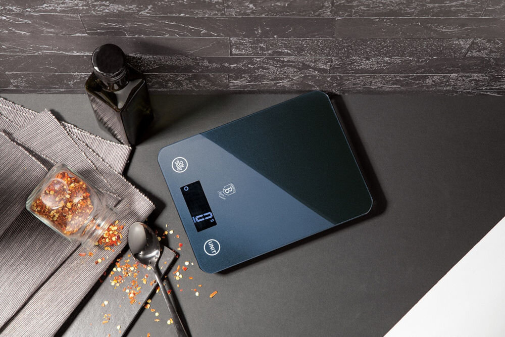 Waga kuchenna BERLINGER HAUS BH-9355 precyzyjne ważenie waga kolor granatowy leży na blacie rozsypana przyprawa obok ciemne tło 