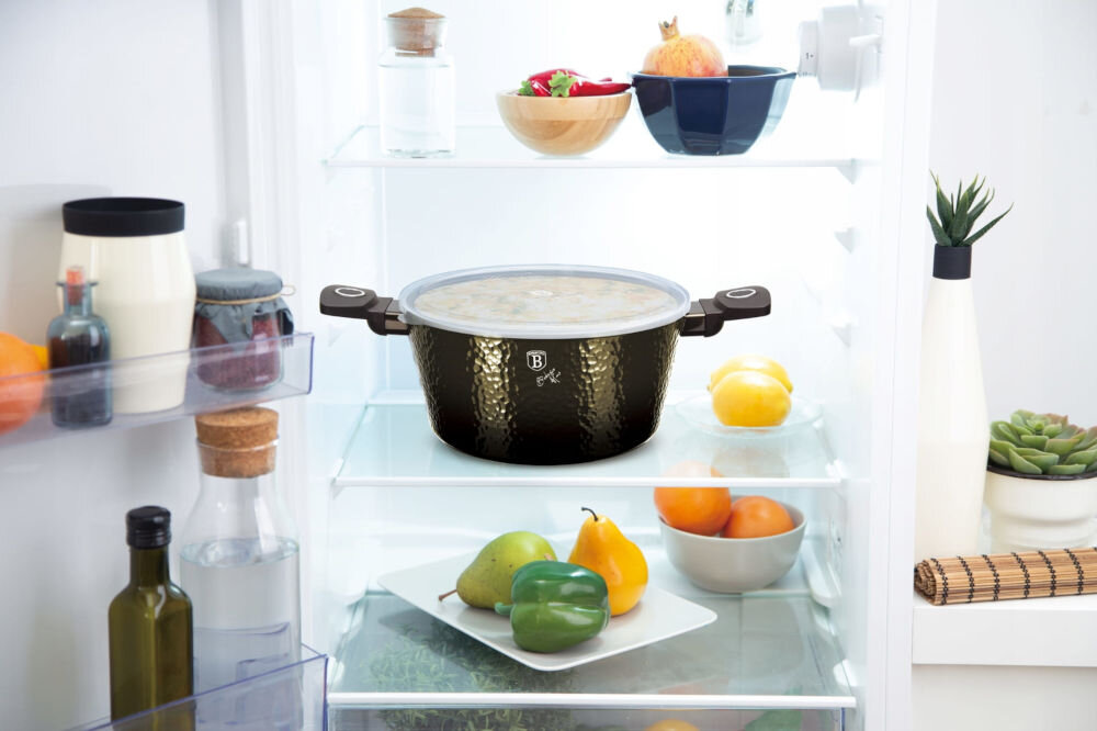 Garnek BERLINGER HAUS Primal Gloss Collection BH-6573 28 cm garnek stojący we wnętrzu lodówki kolor czarny rączki przykryty jasną pokrywką ergonomiczne uchwyty typu SOFT TOUCH nie nagrzewają się praktyczna pokrywa z tworzywa sztucznego przechowywanie jedzenia w lodówce oszczędność czasu i miejsca