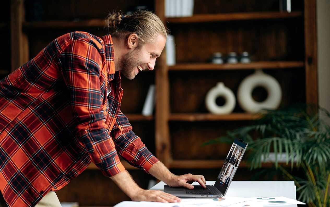 Laptop GIGABYTE U4 UD - Wszechstronny