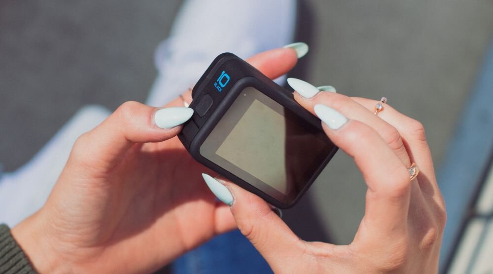 Kamera sportowa GOPRO HERO10 filmy zdjęcia nagrywanie obiektyw rozdzielczość odporność wymiary montaż ogniskowa tryby funkcje cechy opis ekran sterowanie