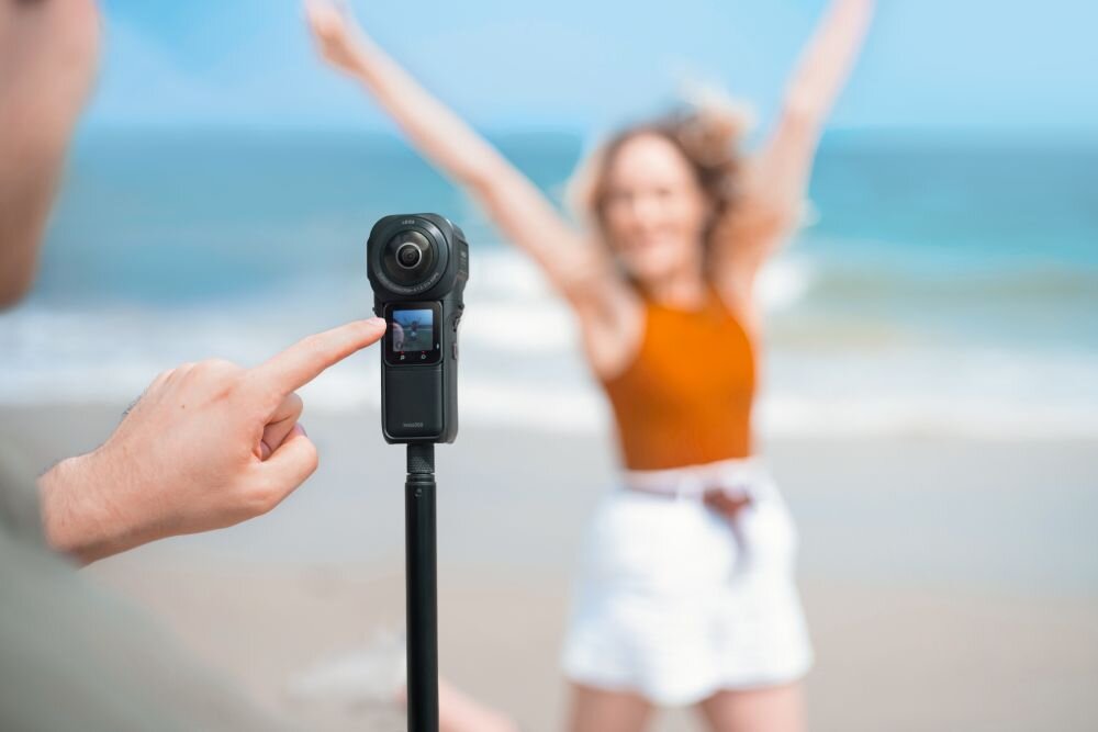 Kamera sportowa INSTA360 ONE RS 1-inch 360 Edition sport montaż nagrywanie stabilizacja montaż edycja filtry ostrość śledzenie tryby bateria akumulator zasilanie ładowanie rozdzielczość filmy obudowa odporność wielkość łączność sterowanie
