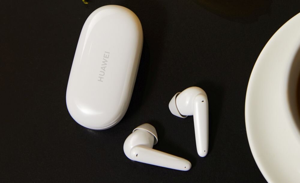 Słuchawki douszne HUAWEI FreeBuds SE dźwięk moc łączność szumy redukcja szumów hałas głośność zakres częstotliwość waga zasilanie ładowanie złącze port wtyczka działanie etui smartfon sterowanie wygoda muzyka