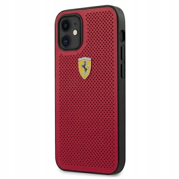 Czerwone etui na telefon z perforowaną powierzchnią i logo Ferrari. Etui ma czarne krawędzie i wycięcia na przyciski oraz aparat.