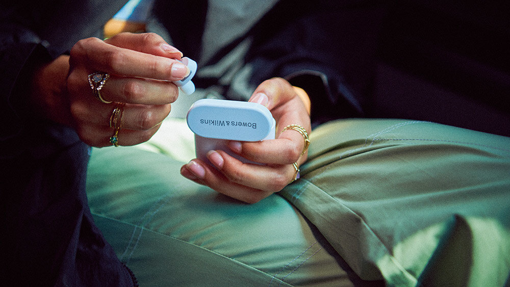 Słuchawki dokanałowe BOWERS & WILKINS PI5 ładowanie czas pracy działanie