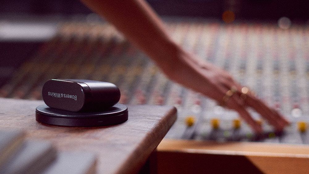 Słuchawki dokanałowe BOWERS & WILKINS PI7 etui ladowanie dzialanie przesylanie sygnalu audio