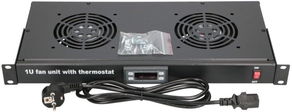 Panel wentylatorów EXTRALINK EX.19089 Zestaw wentylacyjny w czarnej obudowie na białym tle, obok którego leży zwinięty kabel zasilający z wtyczką, a na górze znajduje się przezroczysta torebka z drobnymi akcesoriami montażowymi