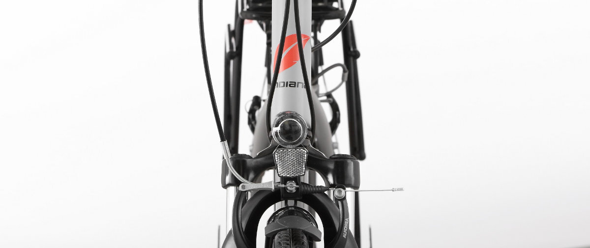 Rower trekkingowy INDIANA X-Road 1.0 oswietl droge lampami