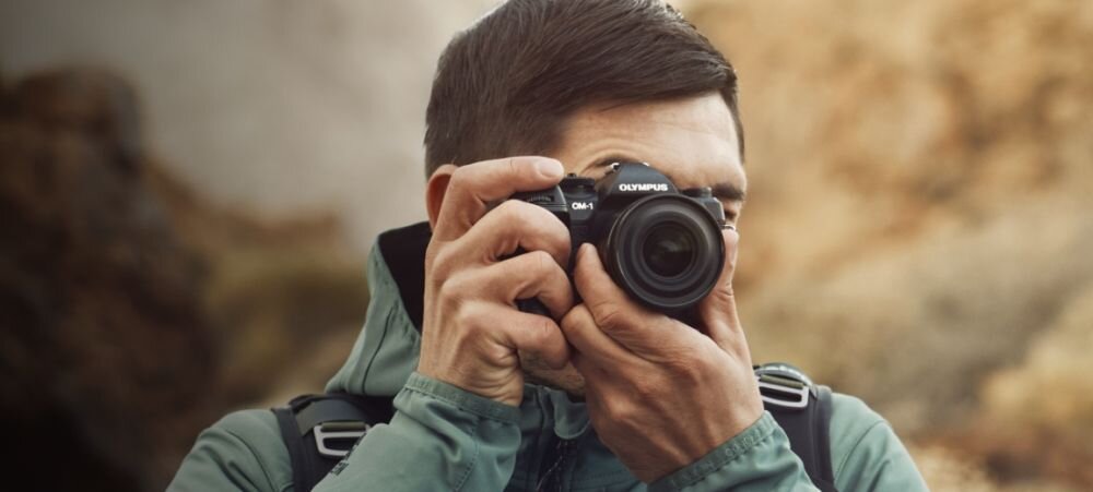 Aparat OLYMPUS OM-1  zdjęcia obiektyw ekran wizjer ogniskowa przysłona migawka obudowa bateria zasilanie filmy nagrywanie rozdzielczość matryca rozmiar przekątna tryby iso montaż lampa światło przyciski sterowanie menu kontrast jasność balans bieli filtry cmos karta pliki format zapis seria