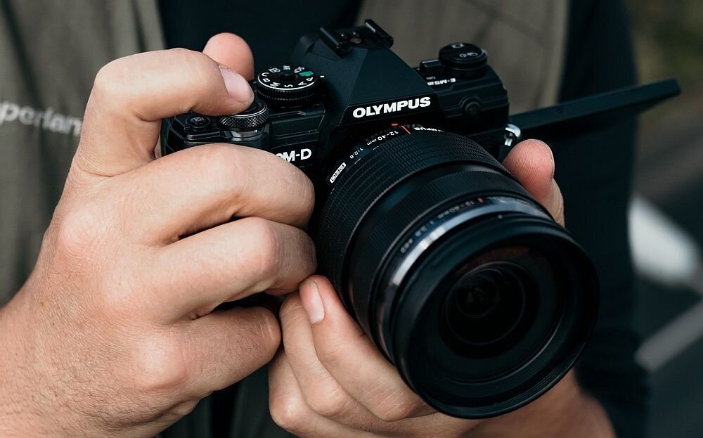 Aparat OLYMPUS E-M5 Mark III  zdjęcia obiektyw ekran wizjer ogniskowa przysłona migawka obudowa bateria zasilanie filmy nagrywanie rozdzielczość matryca rozmiar przekątna tryby iso montaż lampa światło przyciski sterowanie menu kontrast jasność balans bieli filtry cmos karta pliki format zapis seria