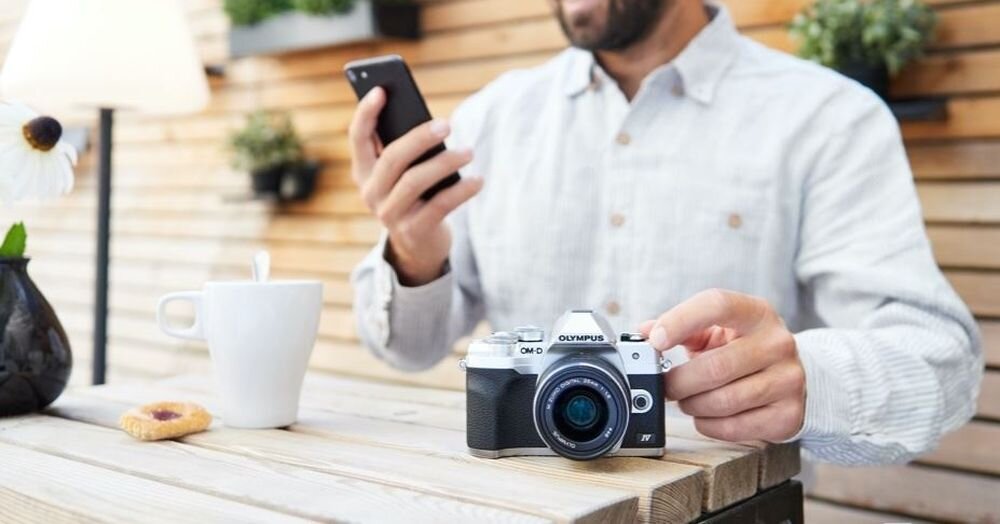 Aparat OLYMPUS E-M10 Mark IV zdjęcia obiektyw ekran wizjer ogniskowa przysłona migawka obudowa bateria zasilanie filmy nagrywanie rozdzielczość matryca rozmiar przekątna tryby iso montaż lampa światło przyciski sterowanie menu kontrast jasność balans bieli filtry cmos karta pliki format zapis seria