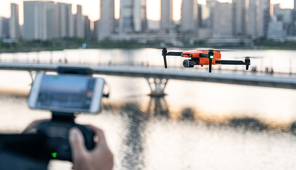 Dron AUTEL ROBOTICS Evo Lite+ bateria lot sterowanie akrobacje czas lotu zasięg funkcje lądowanie kamera rozdzielczość filmy zdjęcia nagrywanie jakość ładowanie aplikacja przesył pilot śmigła stabilizacja fotografia waga wymiary konstrukcja obudowa korpus ramiona silnik