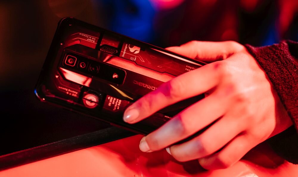 Smartfon NUBIA Red Magic 7 ekran bateria aparat procesor ram pamięć pojemność rozdzielczość zdjęcia filmy opis dane cechy blokady system łączność wifi bluetooth obudowa szkło odporność porty muzyka transfer sieć przekątna matryca waga czujniki