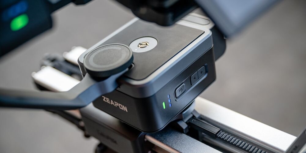 Zbliżenie na głowicę automatyczną Zeapon Pons PT Motorized Pan Head na sliderze