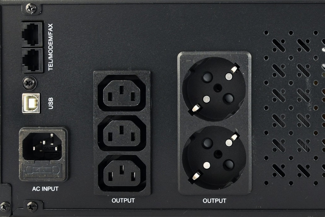 UPS GEMBIRD UPS-RACK-2000 2000VA 1200W bezpieczeństwo pewność siła moc automatyczność