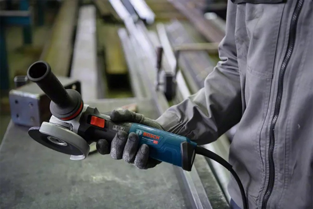 Szlifierka kątowa BOSCH GWS 17-125 TS 06017D0400 ergonomiczna rączka powłoka antypoślizgowa rękojeść dodatkowa z systemem Vibration Control