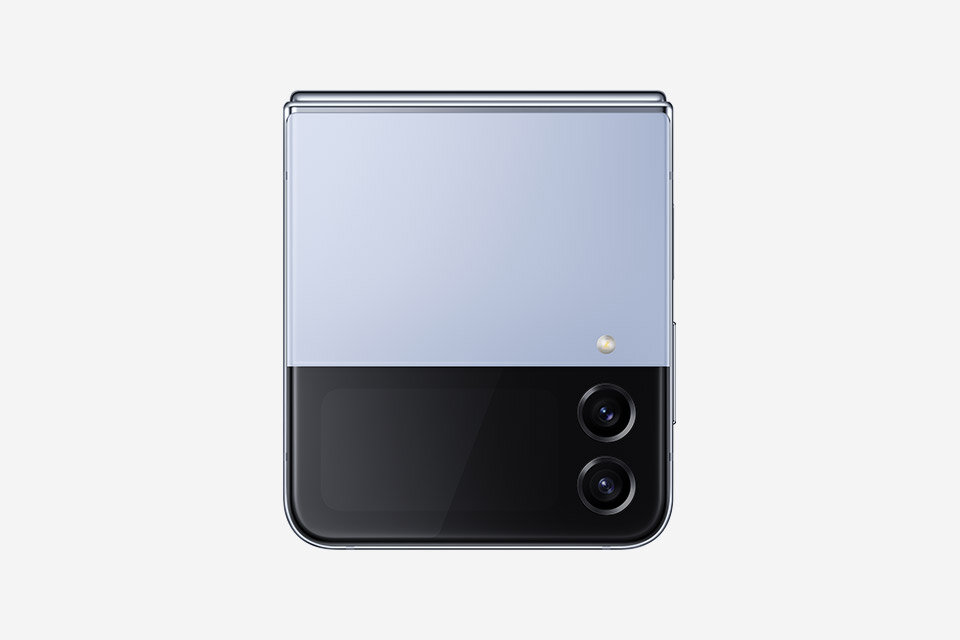 Samsung Galaxy Z Flip4 w wersji niebieskiej Samsung Galaxy Z Flip4 w wersji niebieskiej