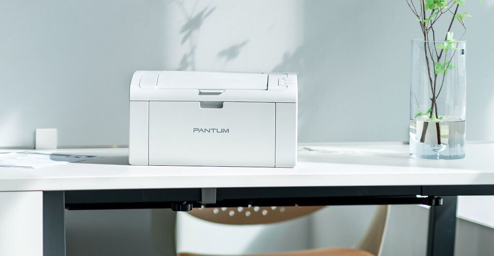 Drukarka PANTUM P2509W Wi-Fi prezentacja drukarki w jasnym pokoju na biurku