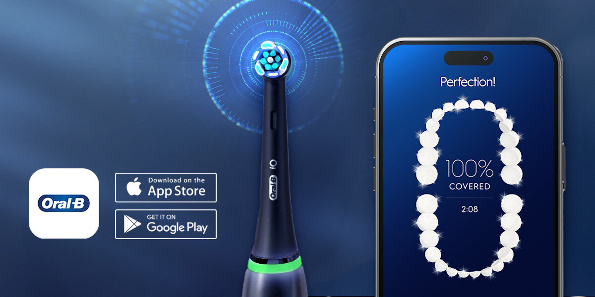 Obraz przedstawia czarną szczoteczkę magnetyczną Oral-B iO z podświetlaną główką oraz ekran smartfona z aplikacją pokazującą 100% pokrycia zębów. Widoczne są również logotypy Oral-B, App Store i Google Play.