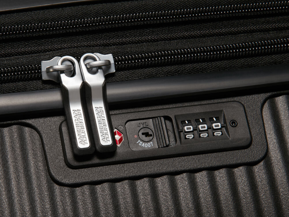 Walizka AMERICAN TOURISTER SoundBox 77 cm Czarny zamek TSA bezpieczne zamknięcie walizki umożliwia służbom celnym otwarcie 
					jej bez uszkodzenia