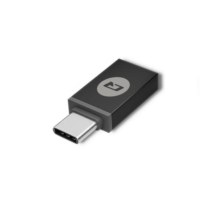 Na obrazie widoczny jest adapter USB-C w kolorze czarnym z logo w kształcie strzałki na obudowie.