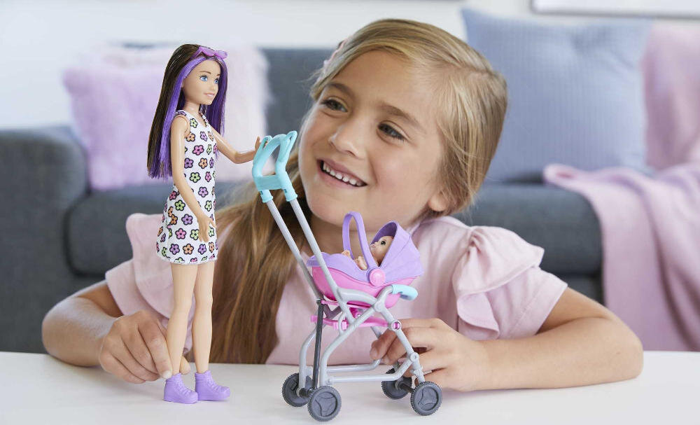 Lalka Barbie Skipper Klub Opiekunek GXT34 dzieci opiekuńczość wyobraźnia niania opieka spacerówka