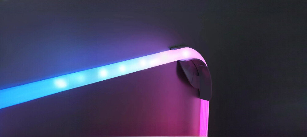 Taśma LED GOVEE H604B 1.4 m Wi-Fi/Bluetooth, montaż, klipsy, 24-32, cali, prezentacja gibkości taśmy led przy montażnu za monitorem