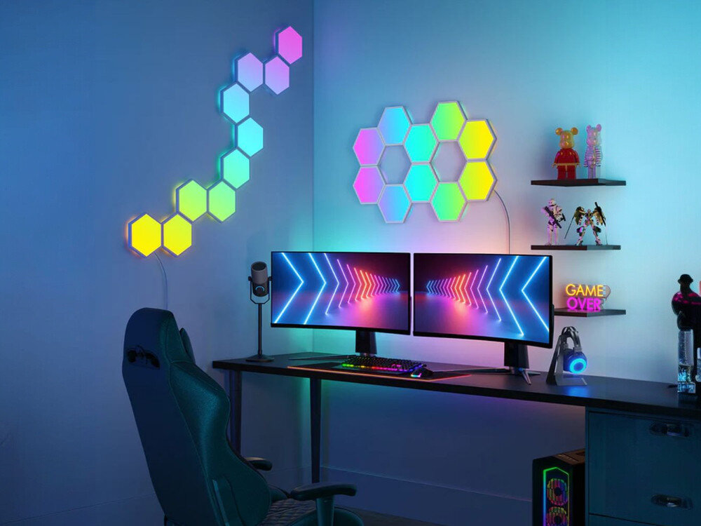 Lampa GOVEE H6061 Glide Hexa Wi-Fi, światło, styl, dekoracja, design, Dual-monitorowy gaming rig z neonowym napisem DREAM, mikrofonem Razer, obudową PC i trzema grupami paneli Govee Hexa na ścianie w niebiesko-zielonych gradientach.