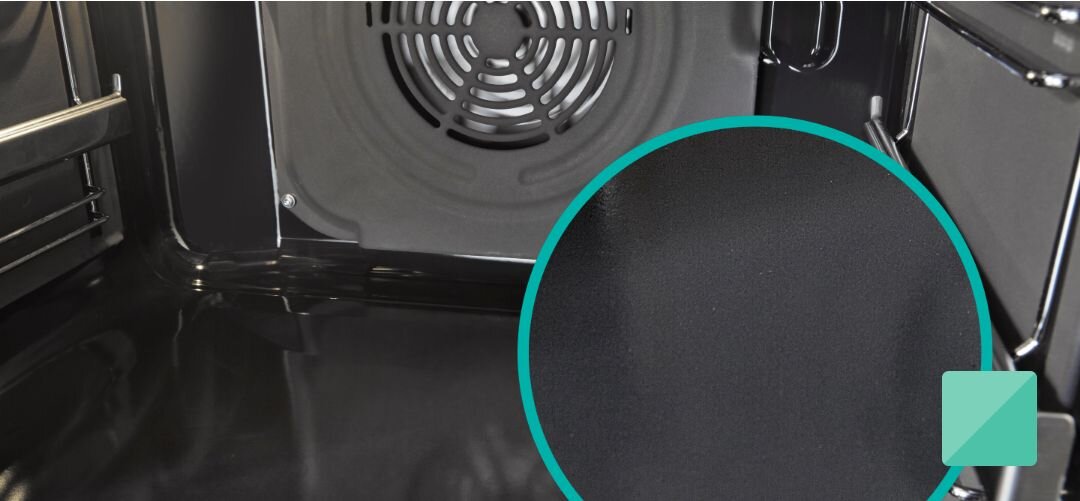 KUCHNIA GORENJE MEK3011SB Zbliżenie na dno i tylną ścianę piekarnika z widocznym wentylatorem, po prawej stronie umieszczono powiększone kółko pokazujące gładką, ciemną strukturę emalii ułatwiającej czyszczenie wnętrza powłoka odporna trwała SilverMatte