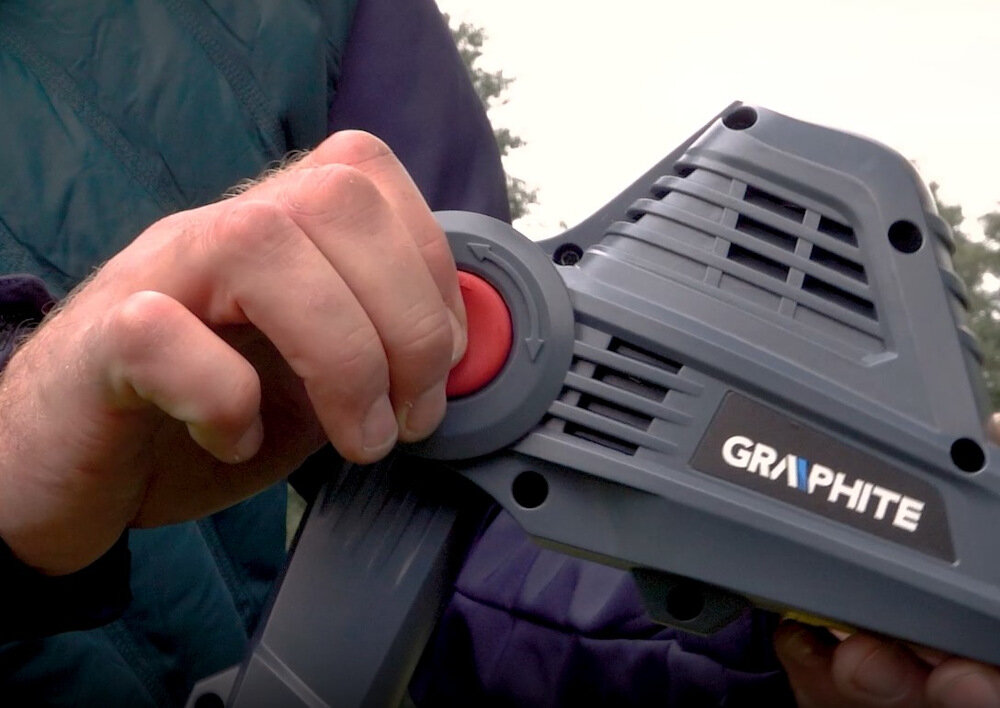 Nożyce do żywopłotu GRAPHITE 58G098 akumulatorowe wysięgnik długość 1,87 m regulacja kąta głowicy