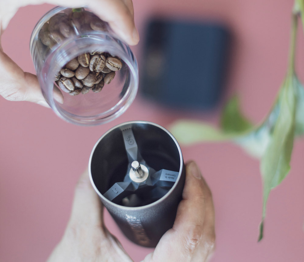 Młynek do kawy COMANDANTE C40 MK4 Nitro Blade Brązowy