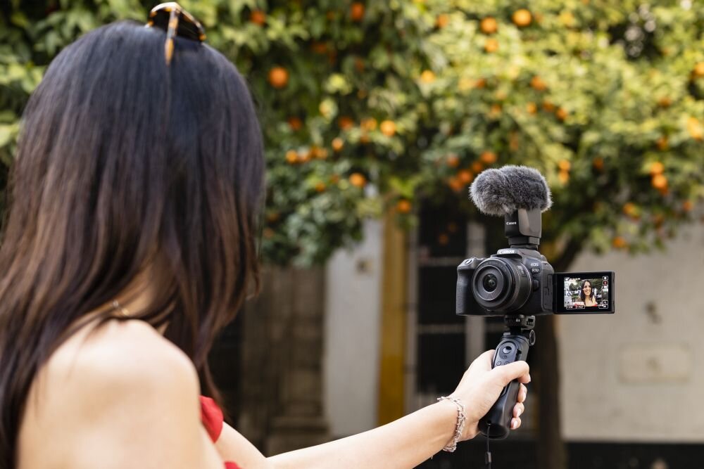 Aparat CANON EOS R10 zdjęcia obiektyw ekran wizjer ogniskowa przysłona migawka obudowa bateria zasilanie filmy nagrywanie rozdzielczość matryca rozmiar przekątna tryby iso montaż lampa światło przyciski sterowanie menu kontrast jasność balans bieli filtry cmos karta pliki format zapis seria