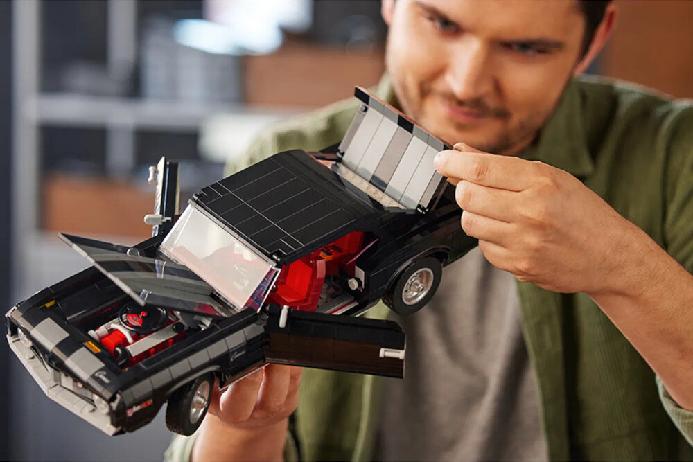 LEGO Icons Chevrolet Camaro Z28 10304 szczegoly elementy