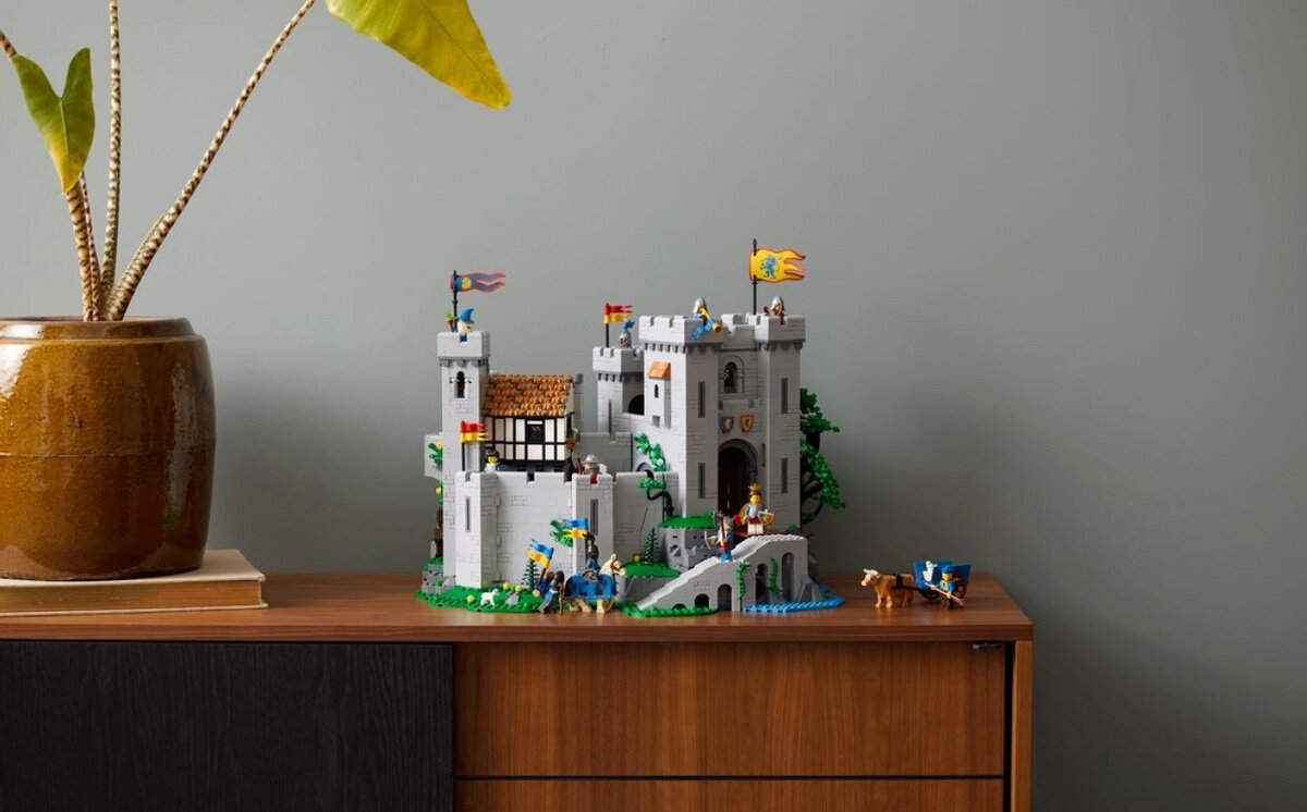 LEGO Icons Zamek rycerzy herbu Lew 10305 Odgrywaj całkiem nowe przygody Niebotyczne osiągnięcie