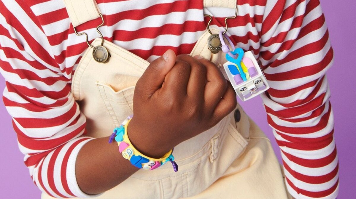 LEGO Dots Cukierkowa kicia: bransoletka i zawieszka na torbę 41944 Baw się tak, jak chcesz