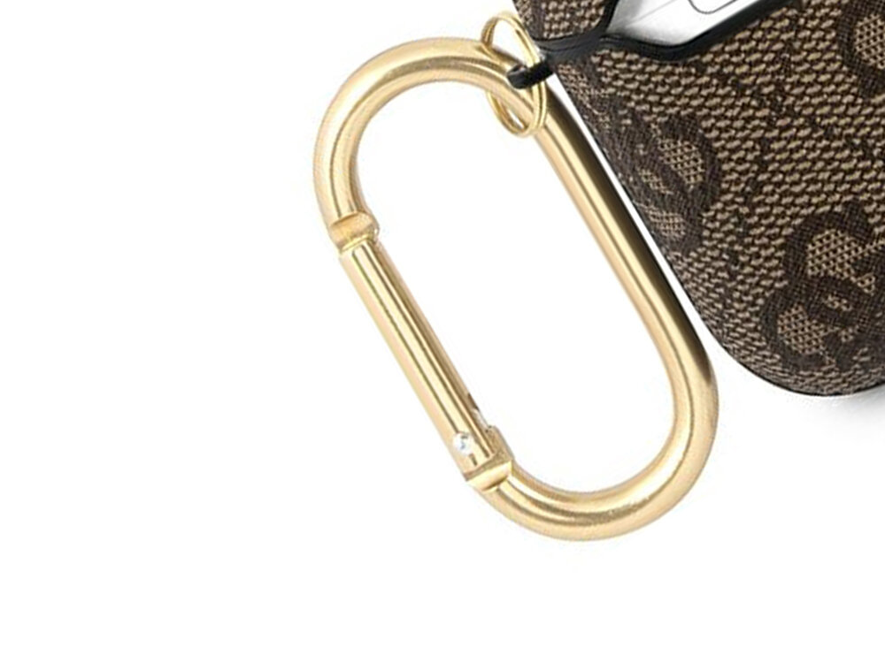 Etui na słuchawki Guess 4G Script Metal Collection
            zbliżenie na karabińczyk
            logo marka guess wzór spójność karabińczyk