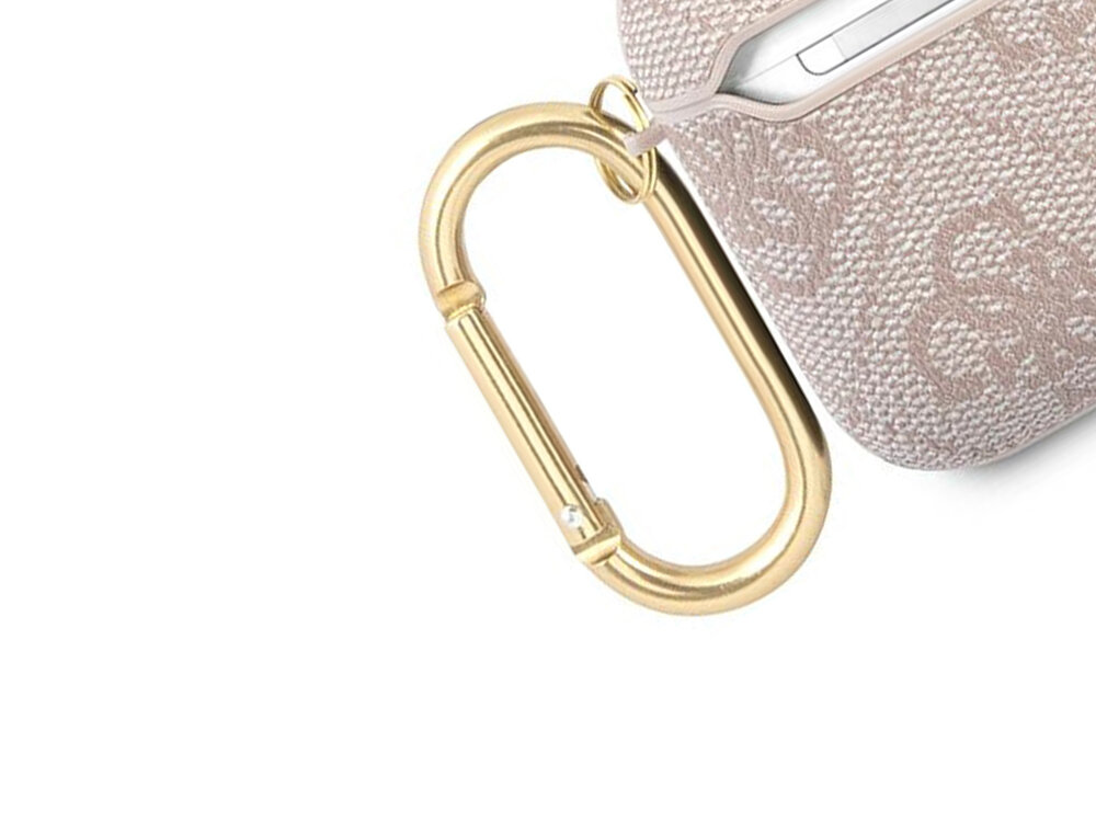 Etui na słuchawki Guess 4G Script Metal Collection
            zbliżenie na karabińczyk
            logo marka guess wzór spójność karabińczyk