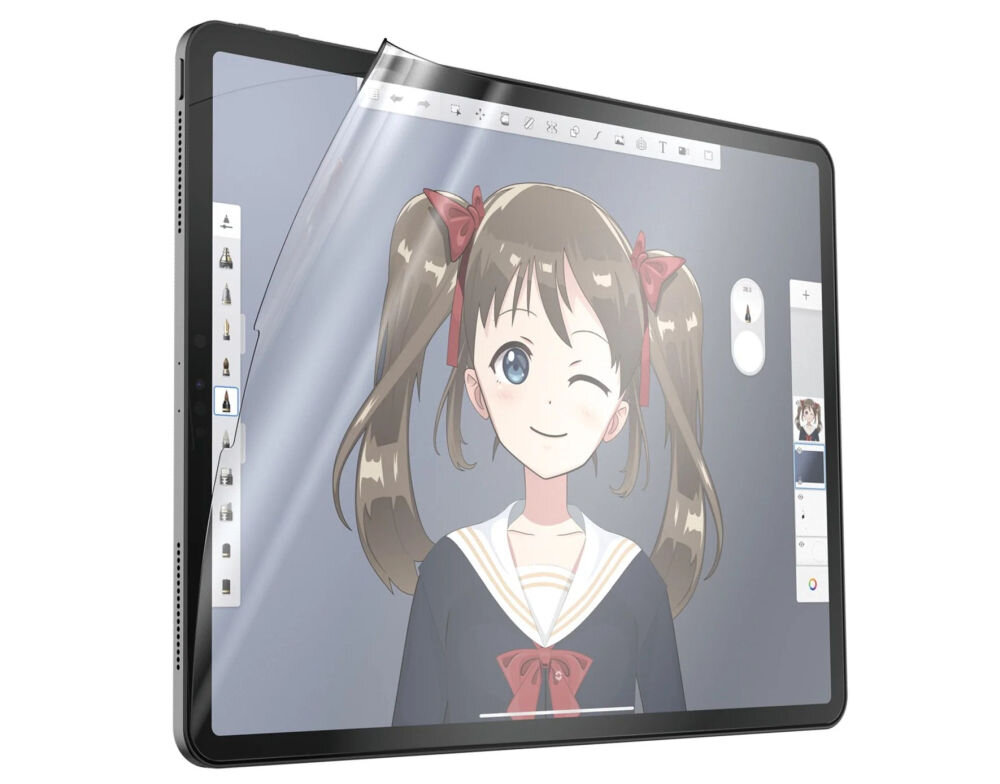 Tablet z nałożoną folią ochronną, na ekranie widoczny rysunek postaci w stylu anime. Postać ma brązowe włosy z czerwonymi kokardkami i mruga jednym okiem.