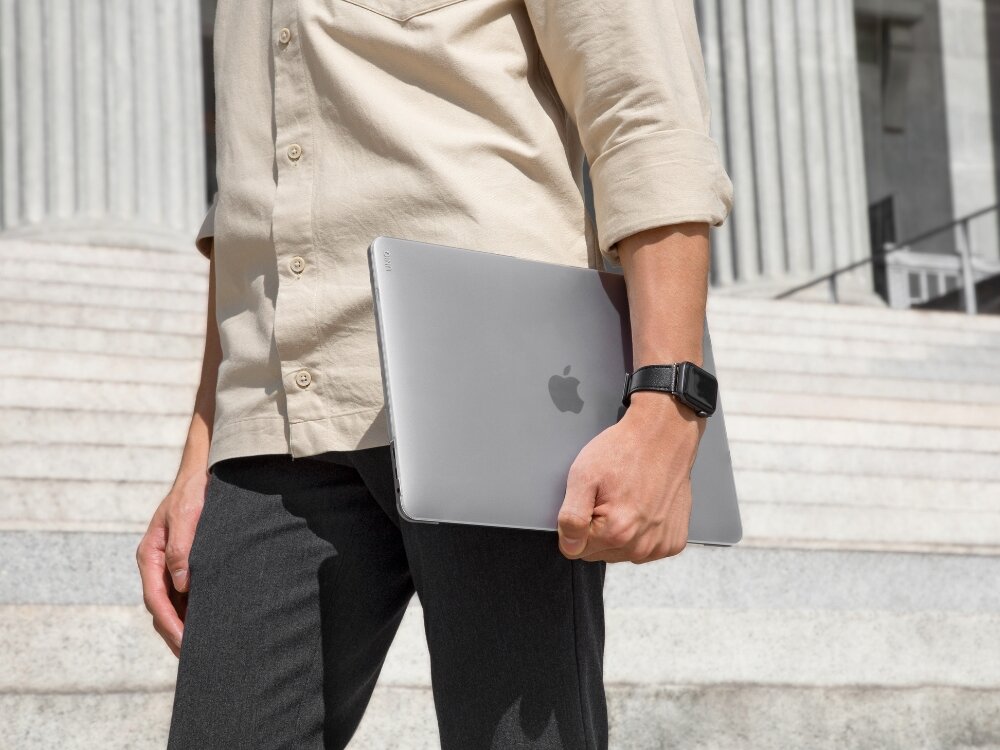 Etui UNIQ Claro
etui na zamkniętym laptopie ochrona macbook cienkie polikarbon zabezpieczenie