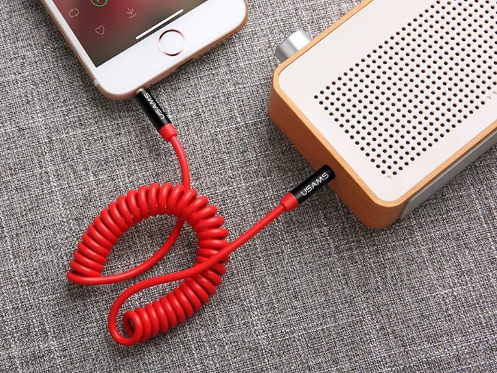 Kabel USAMS US-SJ256 Jack 3.5 mm
            kabel podłączony do smartfona i głośnika elastyczny odporny materiał poliuretan wytrzymałość aluminiowe końcówki czysty dźwięk