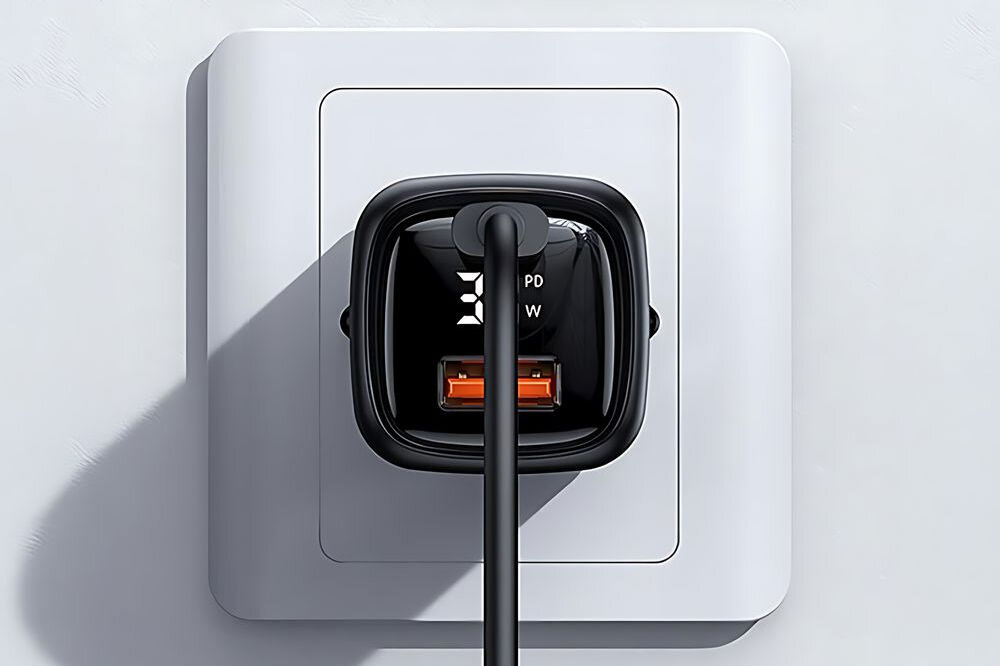 Ładowarka sieciowa USAMS T46 US-CC152 33W Fast Charging Czarny
            wpięta ładowarka do kontaktu z podpiętym kablem
            napięcie wyjściowe 100–240V (50/60 Hz, 0,7 A) kompatybilna z różnymi sieciami energetycznymi wyjście USB-C 5V-3A, 9V-3A, 12V-2.5A, 15V-2A, 20V-1.5A (maks. 33W) port QC 5V-4A, 9V-3A, 12V-2.5A całkowite napięcie wyjściowe 5V (4.0A) certyfikat CE ochrona bezpieczne normy bezpieczeństwa
