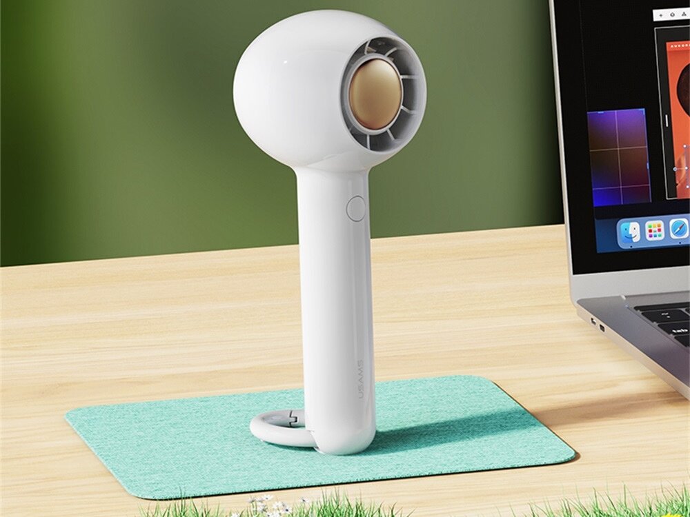 USAMS Candy Series spiralne łopatki wentylatora Biały mini wentylator bezłopatkowy Usams stojący na biurku obok laptopa na turkusowej podkładce.