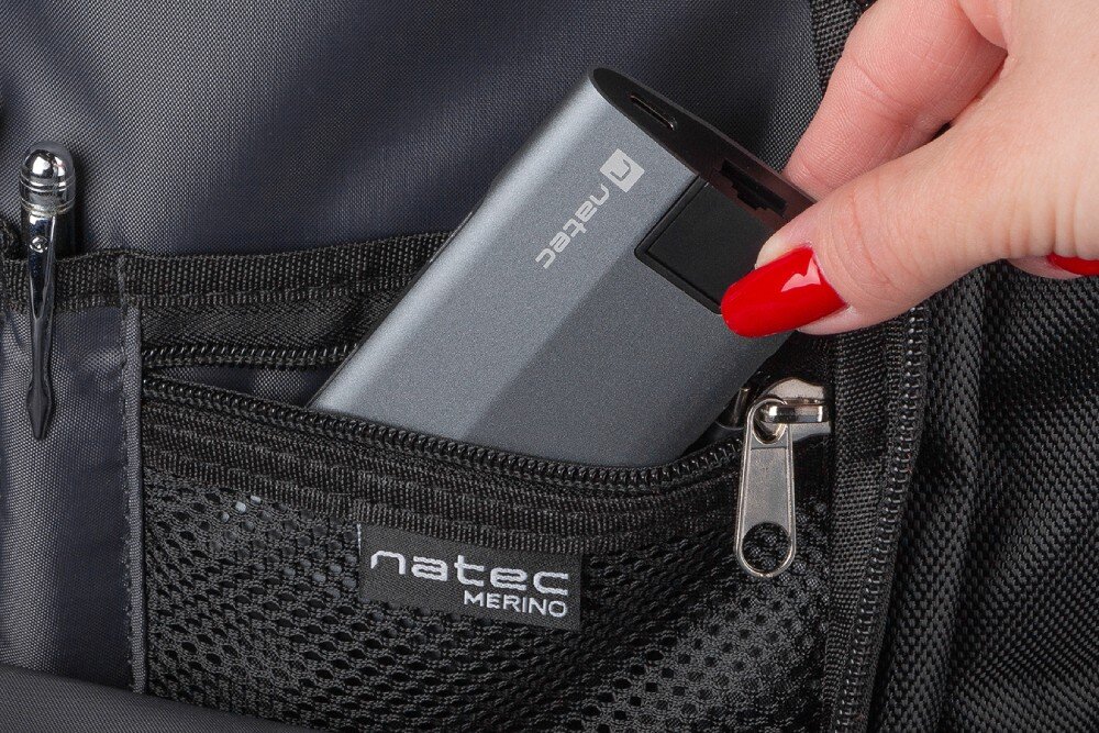 Hub NATEC Fowler Plus 8w1 Ręka umieszczająca przenośne urządzenie w kieszeni plecaka z uporządkowanymi przegródkami.